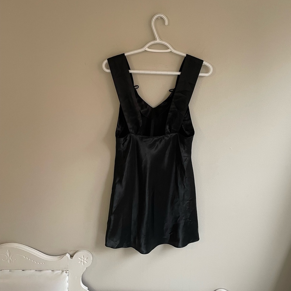 VINTAGE BLACK SATINY SLIP ON CHEMISE WIDE STRAPS ROSETTE APPLIQUÉS - Picture 8 of 10